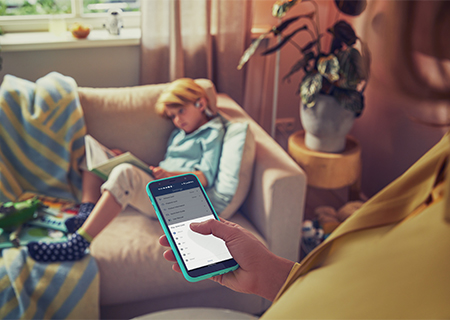 Mama nadzira otro&scaron;ke slu&scaron;alke Philips svojih otrok prek telefona