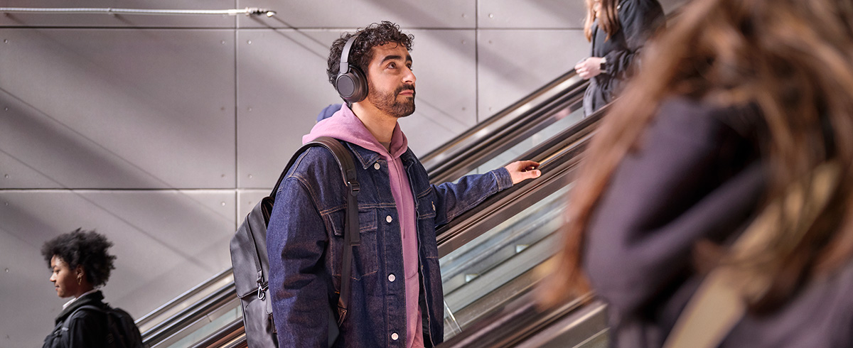 Mo&scaron;ki, ki nosi Philipsove slu&scaron;alke z zmanj&scaron;anjem hrupa