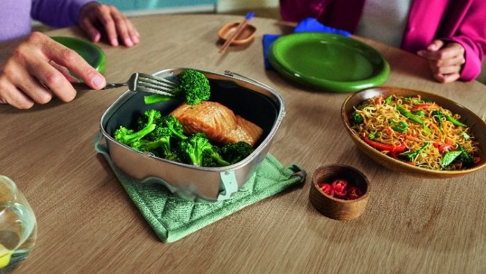 Pizza with tomatoes and arugula